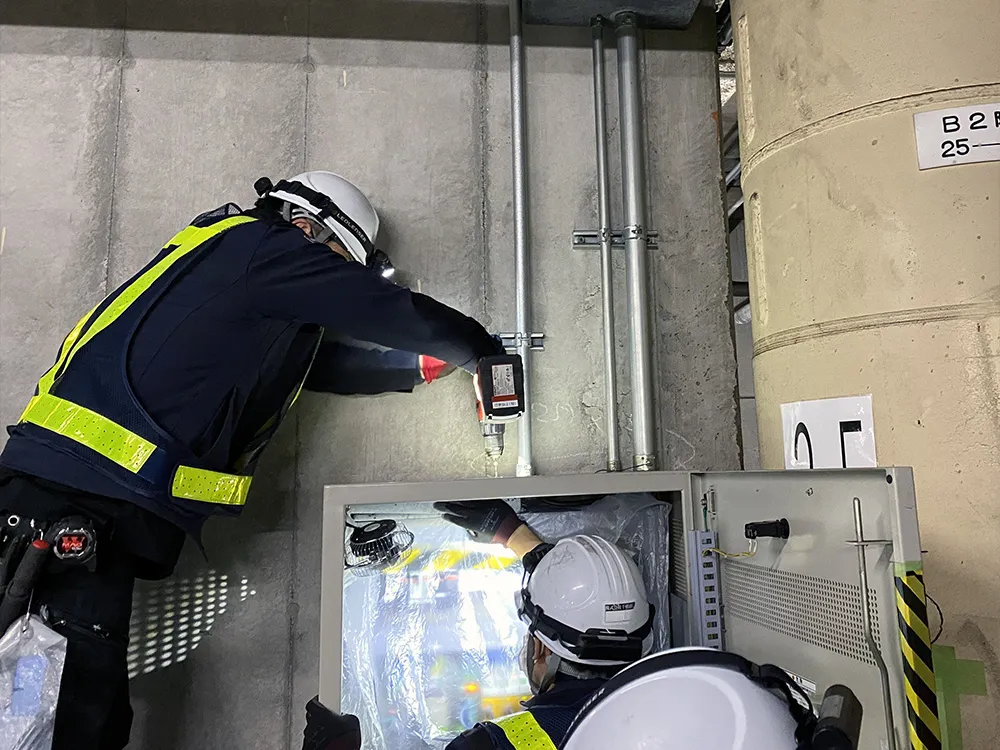 作業員が電気工事をしている様子